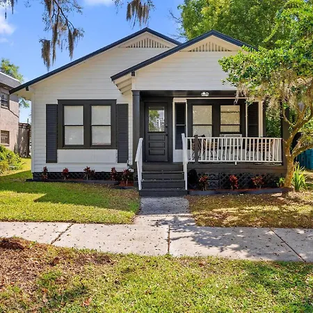 1Br Near Airport Cozy, Pet-Friendly & Work-Ready Villa